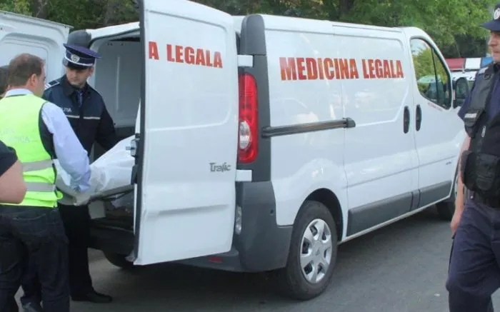 Bărbat complet dezbrăcat , găsit decedat în propria locuință