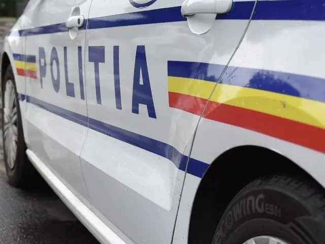 O femeie a lovit-o pe fiica vitregă cu pumnii pentru că s-a întors târziu acasă