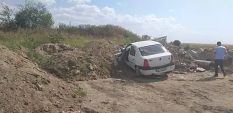 Un tânăr a intrat cu mașina într-o grămadă de pământ