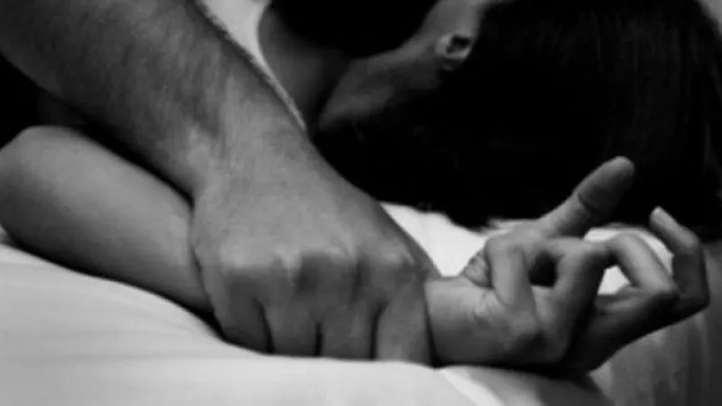 Au întreținut relații sexuale și au pus să se prostitueze o minoră de 14 ani