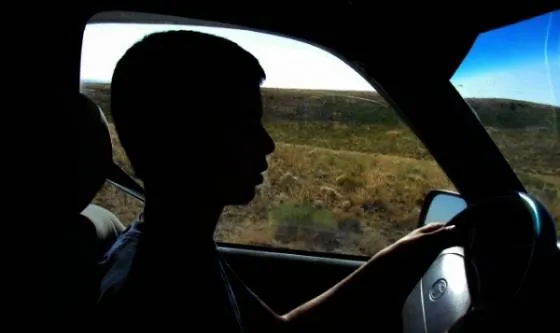 Băut și fără permis, un minor a lovit un alt autoturism
