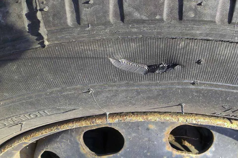 Cercetat după ce a tăiat anvelopele unui autoturism
