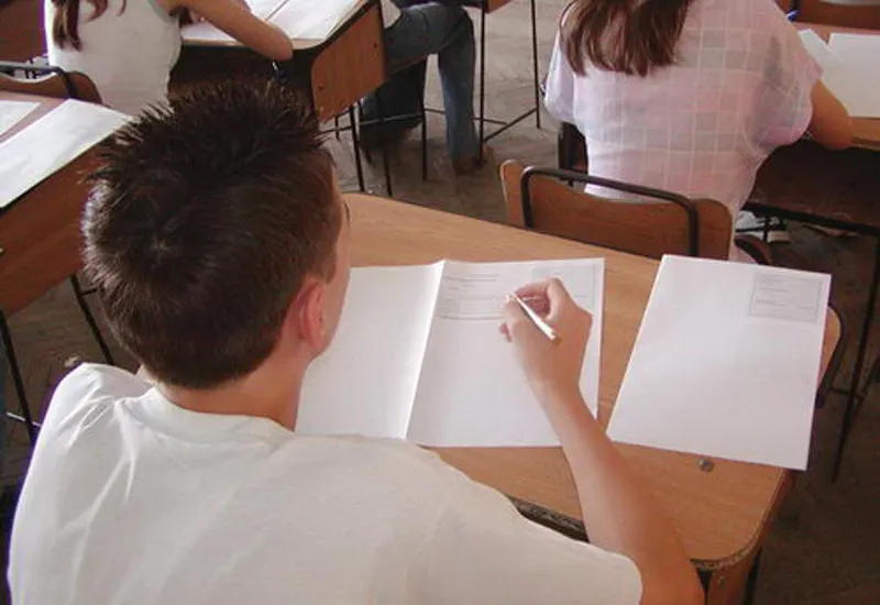 Elevii nu mai sunt admiși la liceu fără media 5 la Evaluarea Națională