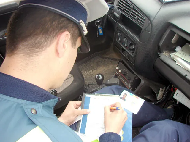 O tânără s-a ales cu dosar penal după ce a condus un autoturism deși nu avea permis
