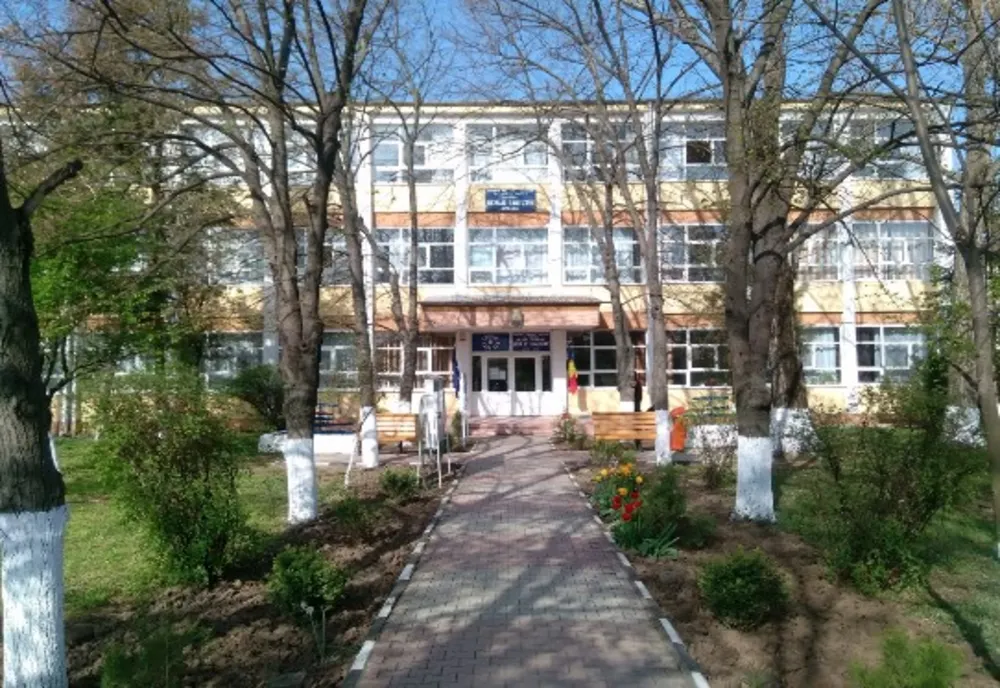 Două eleve din Giurgiu s-au bătut din cauza unui băiat, iar una dintre ele a ajuns la spital
