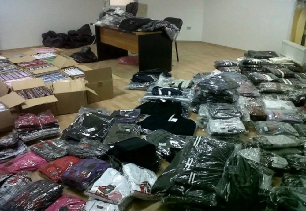 Textile și încălțăminte contrafăcute, găsite în autoutilitara unui giurgiuvean
