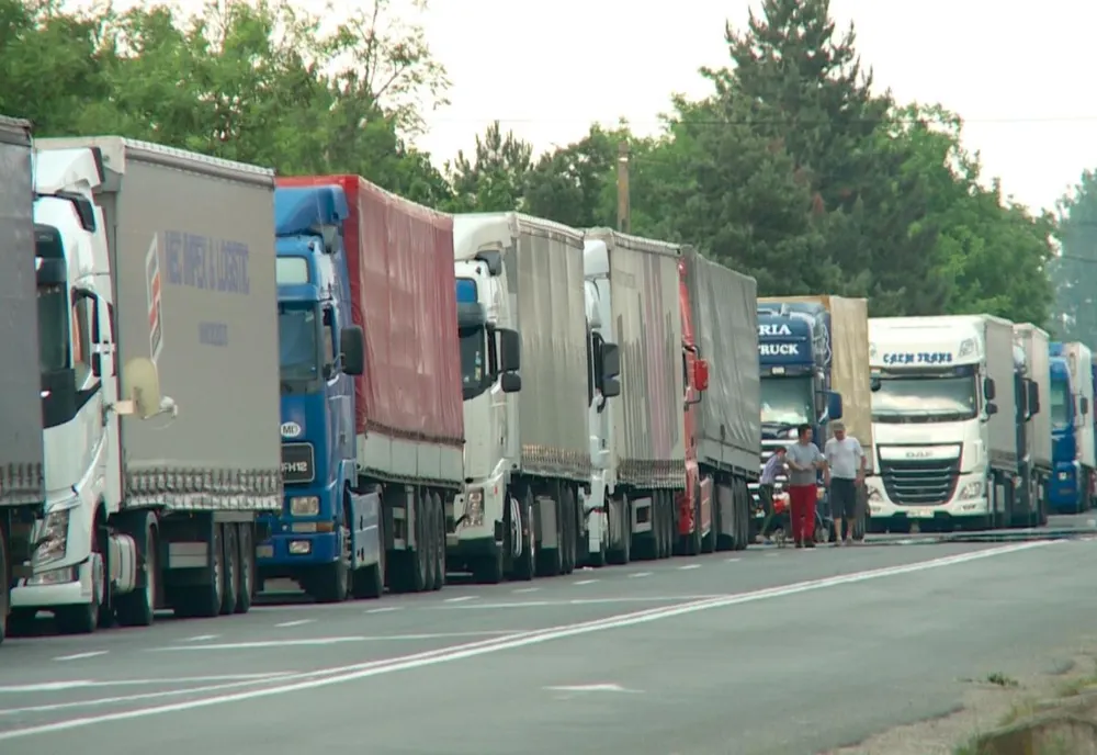 Cozi uriaşe de camioane la graniţa cu România. Timpii de aşteptare au depăşit 100 de minute