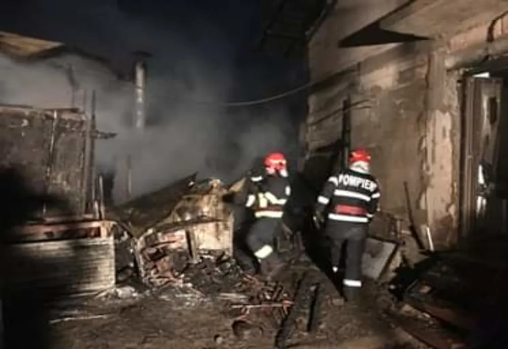 O casă din localitatea Remuș a luat foc. Pompierii intervin