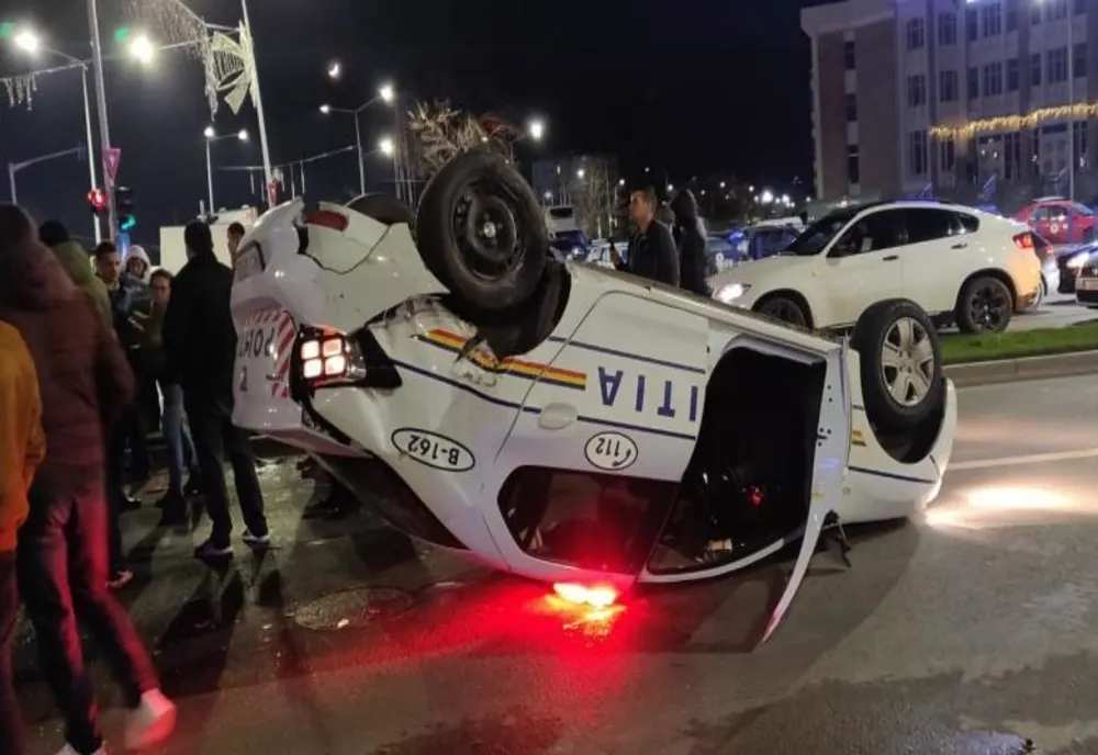 Mașină de poliție din Capitală, spulberată de un șofer neatent: Trei polițiști au fost răniți