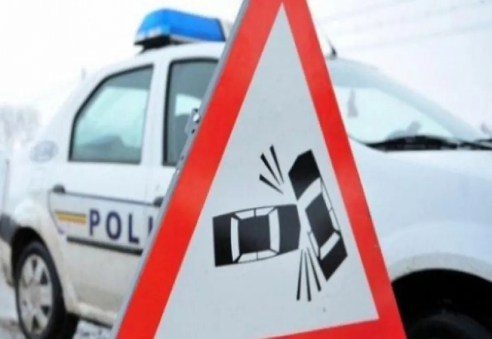 O femeie a ajuns la spital după ce a fost accidentată de o autoutilitară
