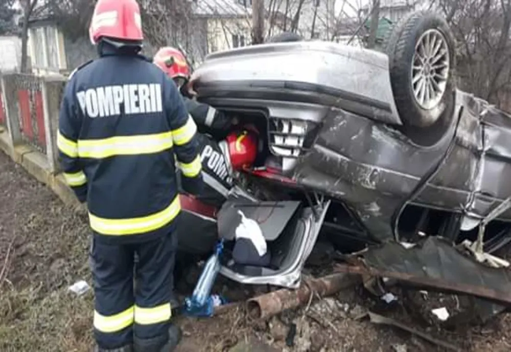 Șofer rănit, după ce s-a răsturnat cu mașina pe DN6