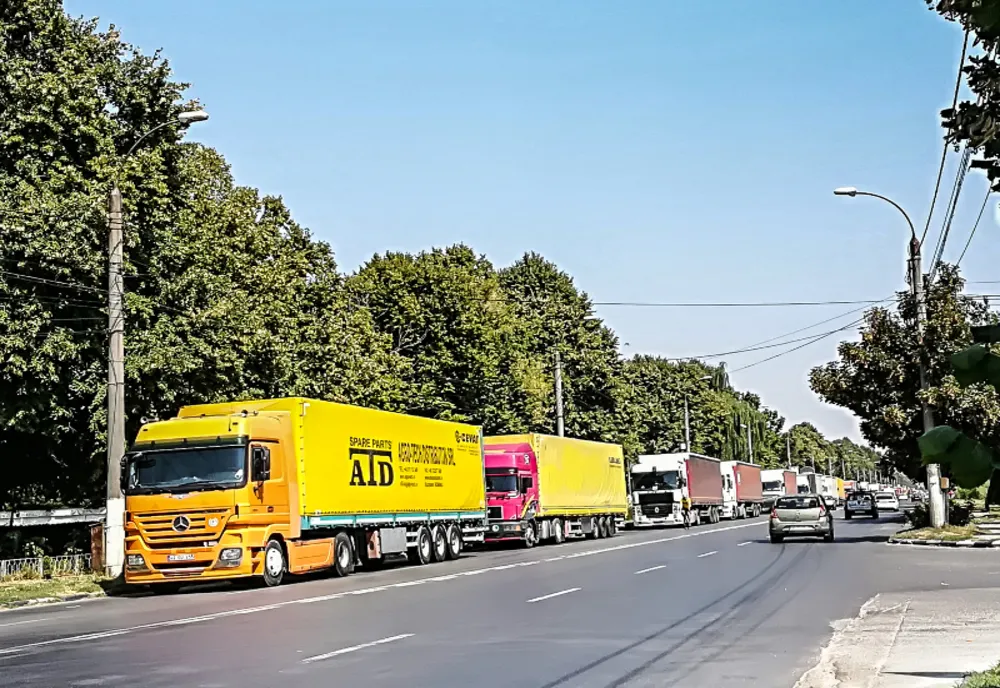 Coadă de tiruri pe 15 kilometri, la Giurgiu. Șoferii așteaptă cu orele după ce au fost obligați să completeze chestionare de coronavirus
