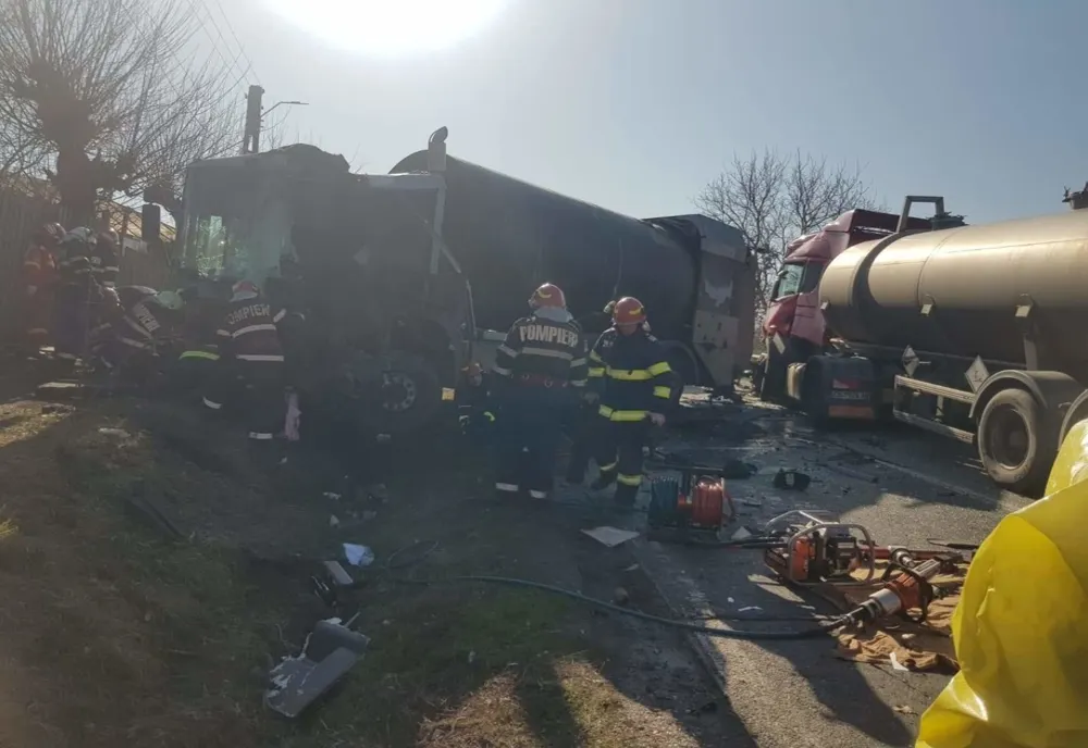Impact devastator între o autospecială de gunoi și o autocisternă cu sodă caustică. O persoană a fost prinsă sub mașina de gunoi