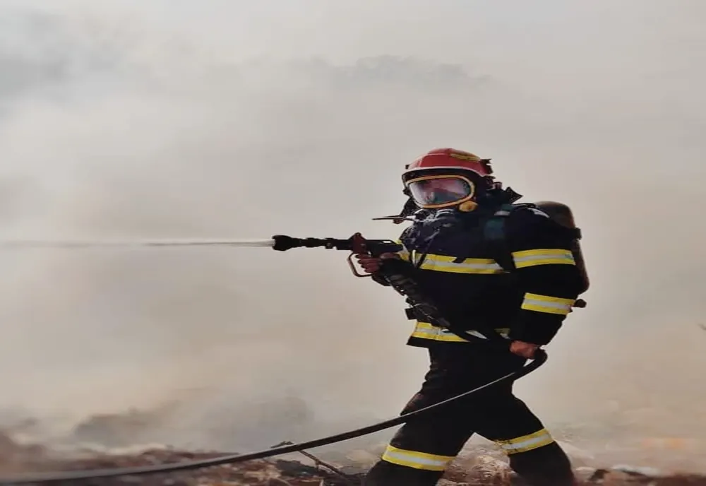 Din ce în ce mai multe incendii de vegetaţie uscată. Pompierii ameninţă cu sancţiuni