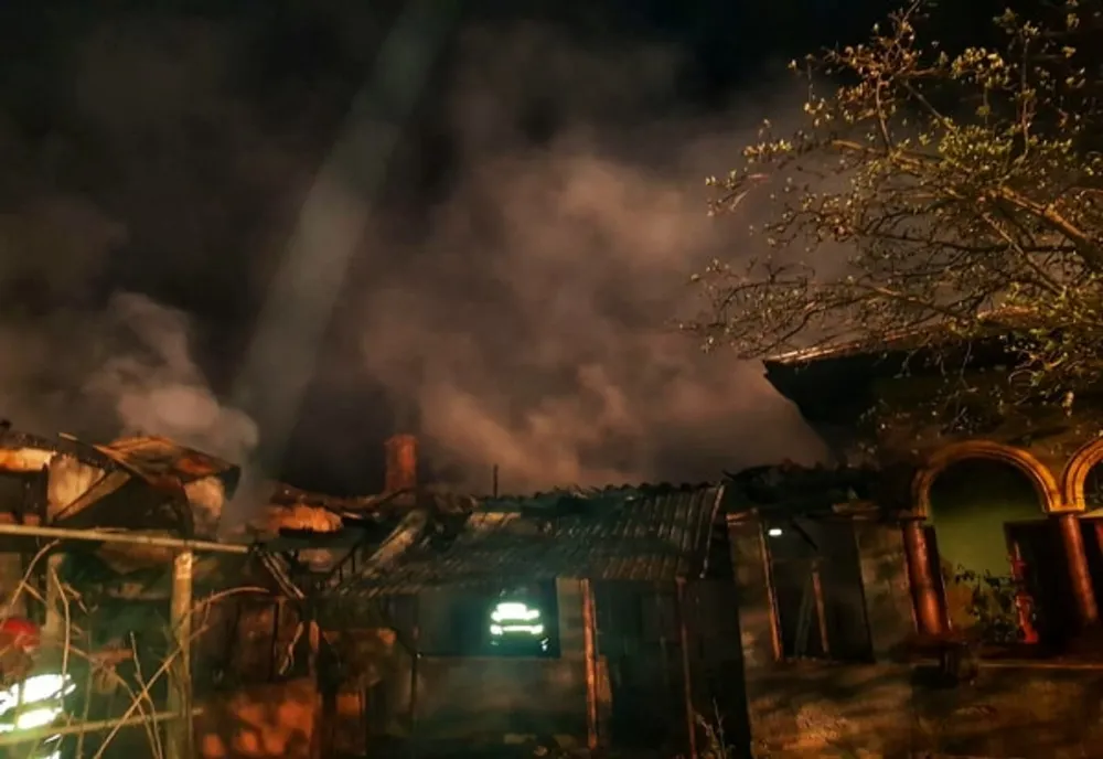 Incendiu la o casă din Hotarele din cauza unui coș de fum defect