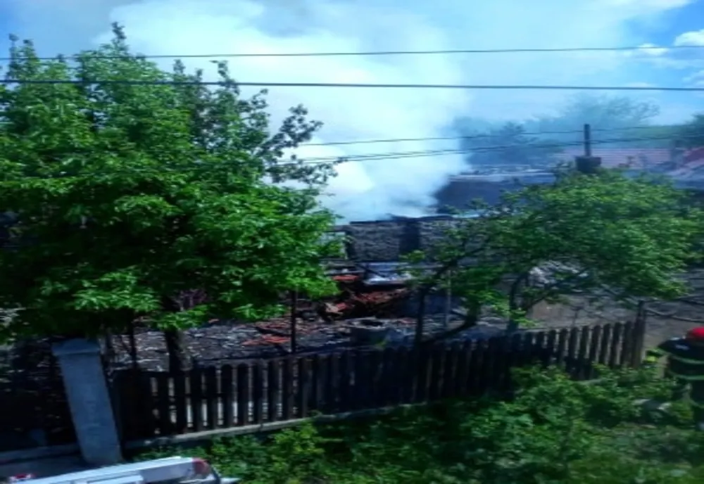  Casă și anexe gospodăreşti, mistuite de flăcări, în localitatea Izvoru
