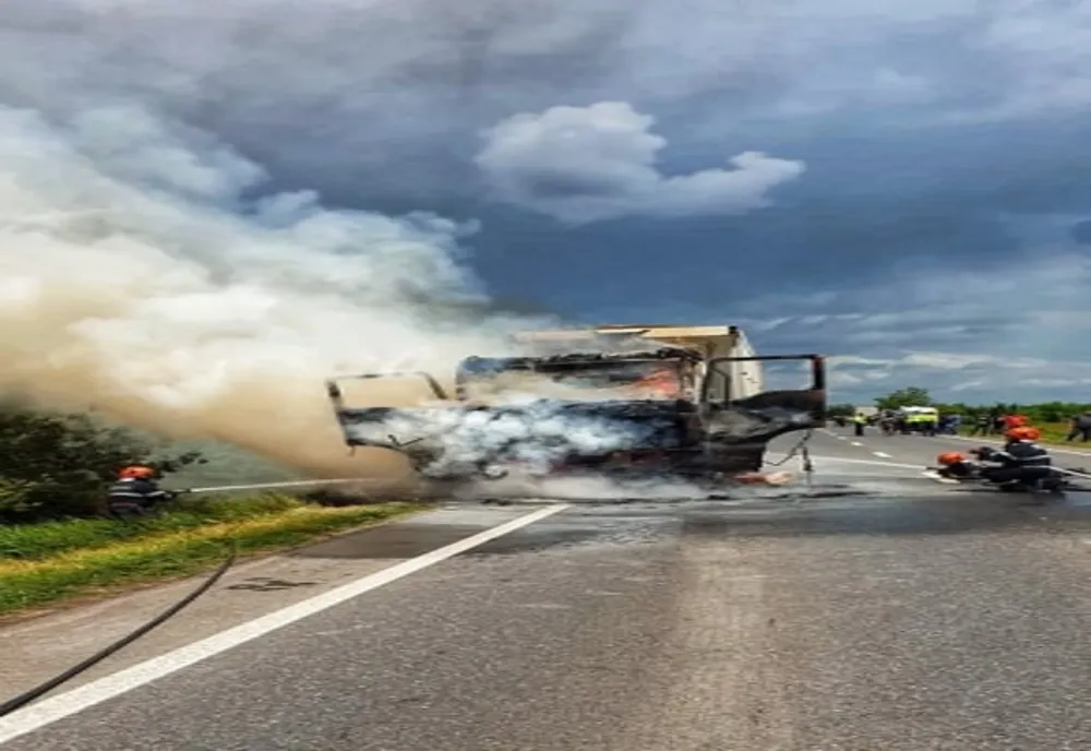 Un camion încărcat cu nisip a luat foc pe DN6
