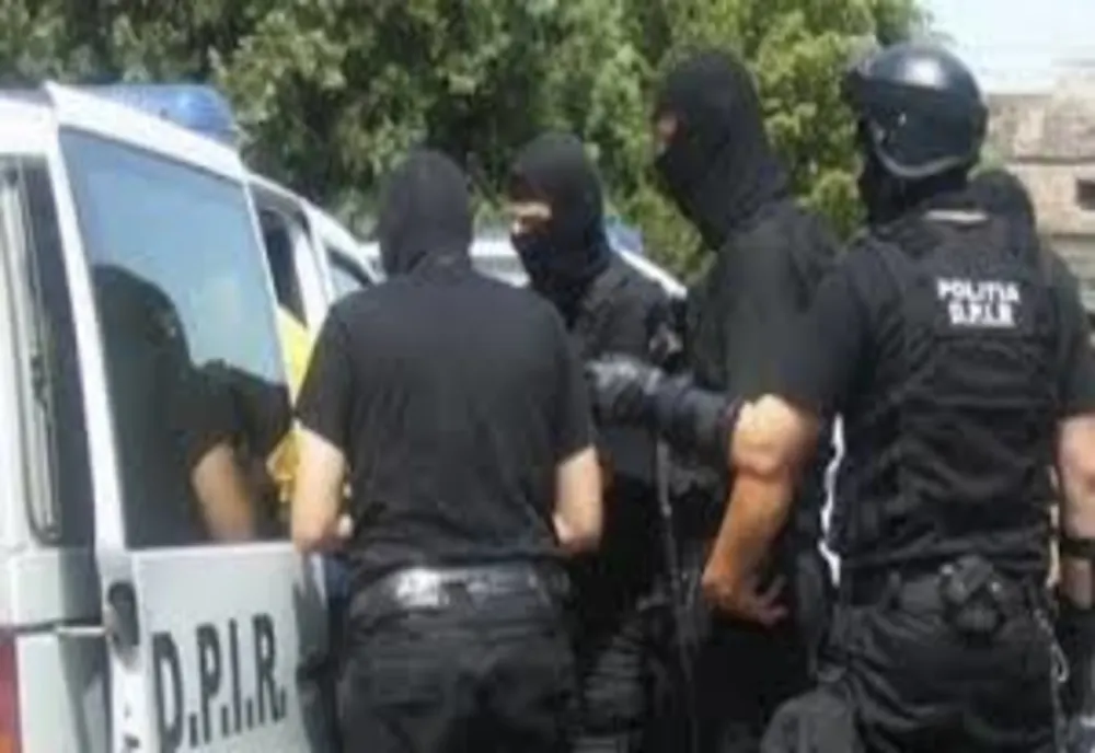 Percheziții la o grupare specializată în trafic de minore din județul Giurgiu. Două persoane, reținute