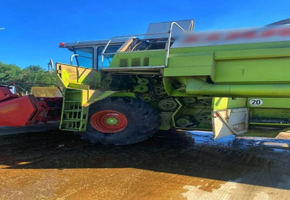 O combină agricolă a luat foc pe un teren din localitatea Bolintin Deal