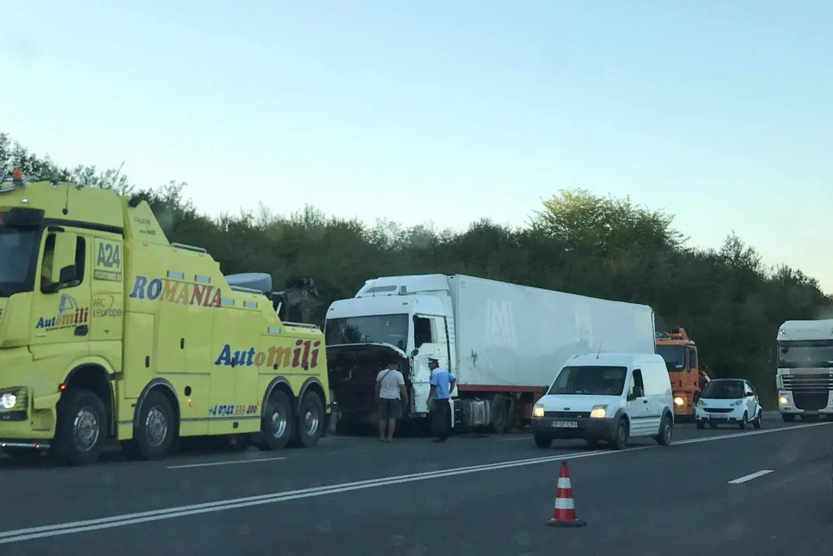 Impact între două tiruri pe DN 5, la Crucea de Piatră