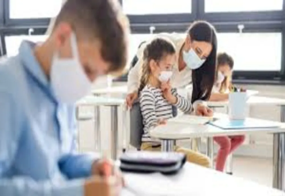 Elevii cer modificarea regulilor sanitare din şcoli