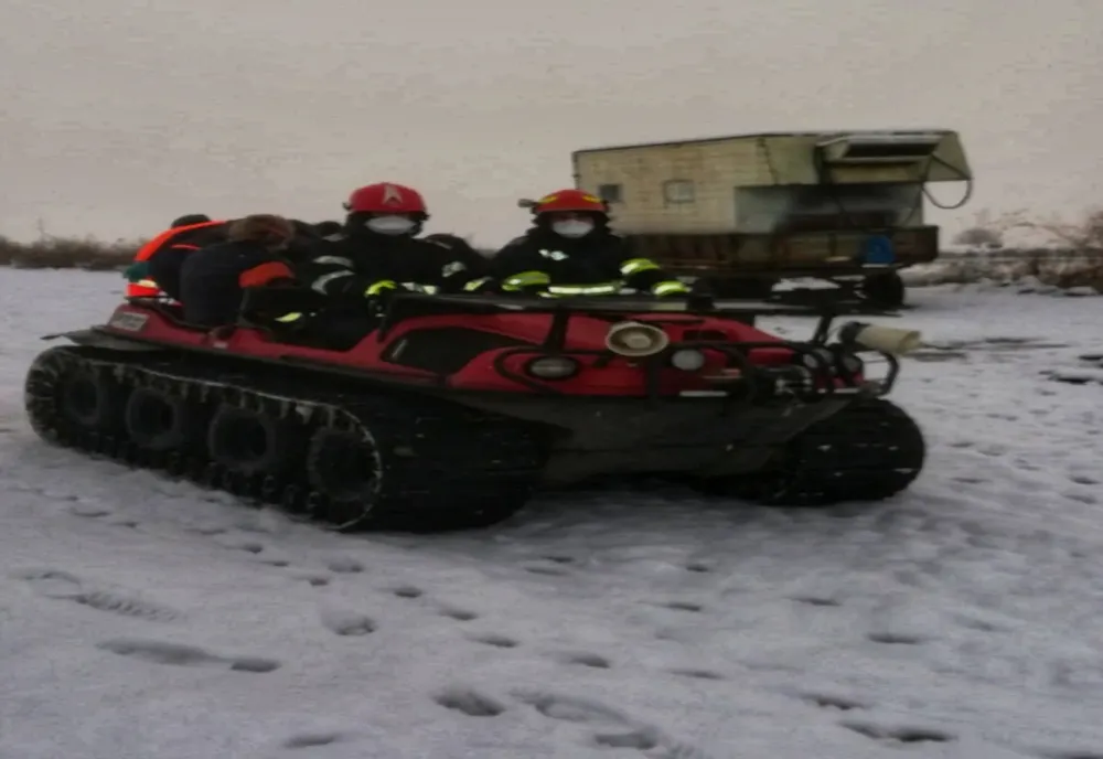 Tânăr de 27 de ani, căzut în zăpadă în apropierea bălții din Malu, salvat cu șenilata