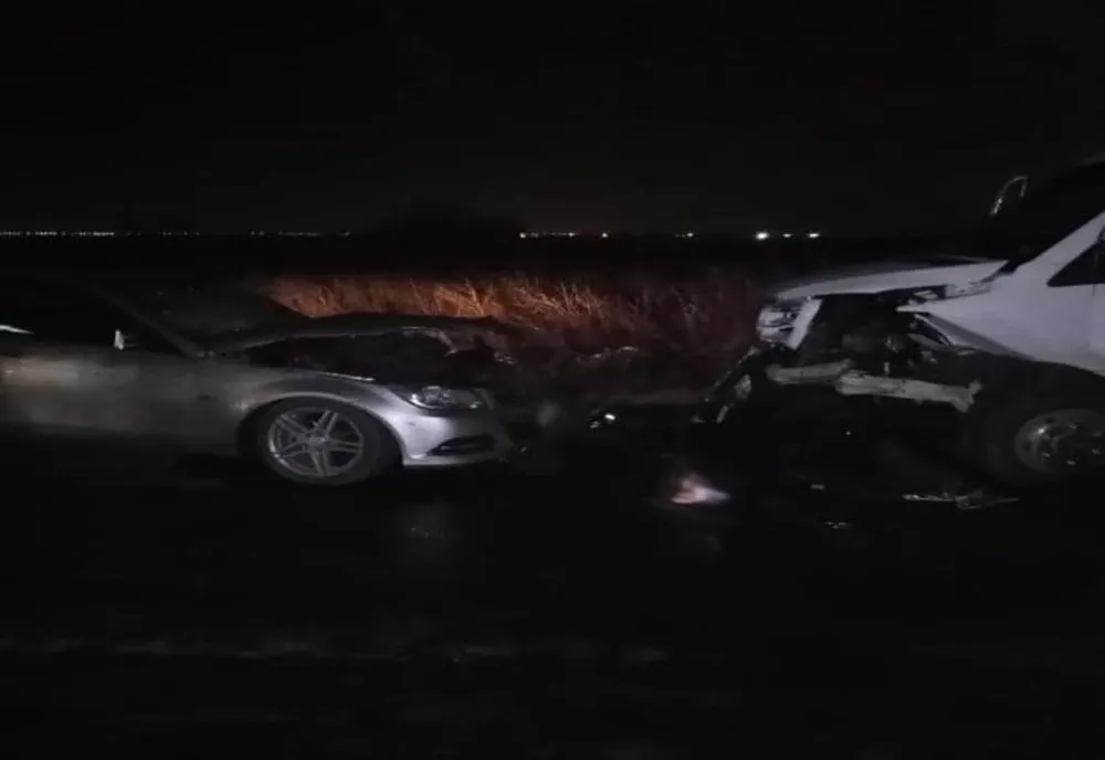 Impact devastator pe DJ 602, la Bâcu, între un autoturism și un microbuz. Șase persoane au fost transportate la spital
