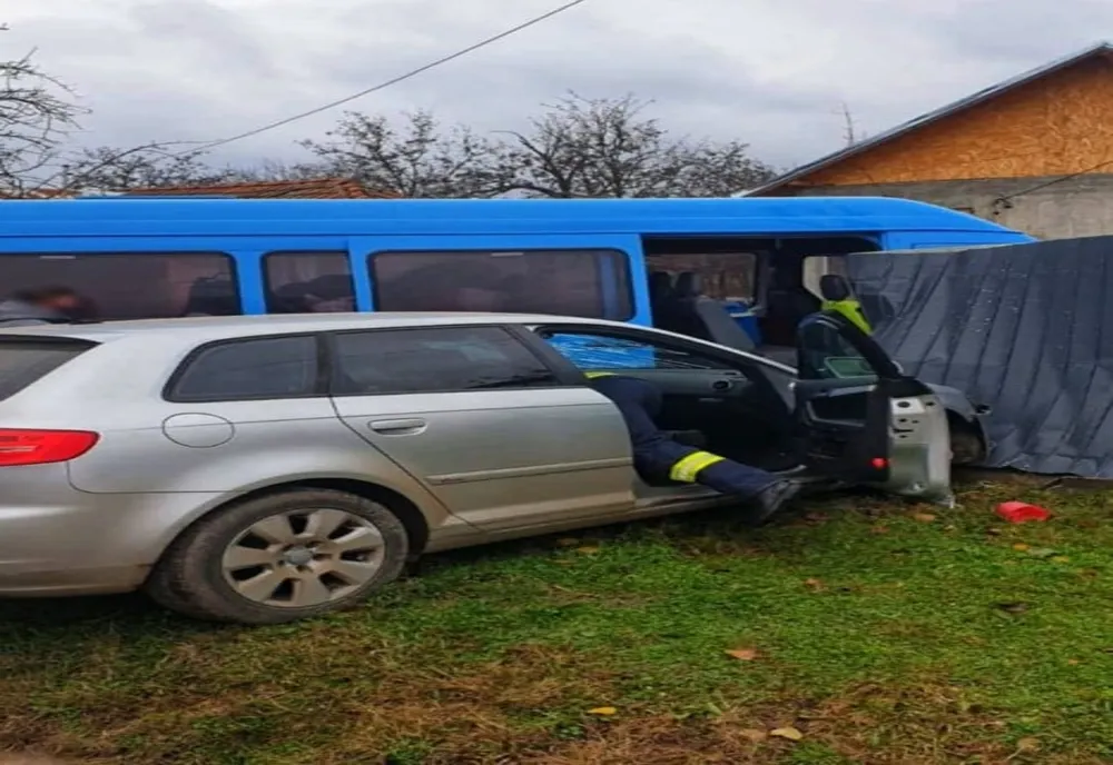Accident rutier pe DN 61, între un microbuz în care se aflau cetățeni bulgari și un autoturism 