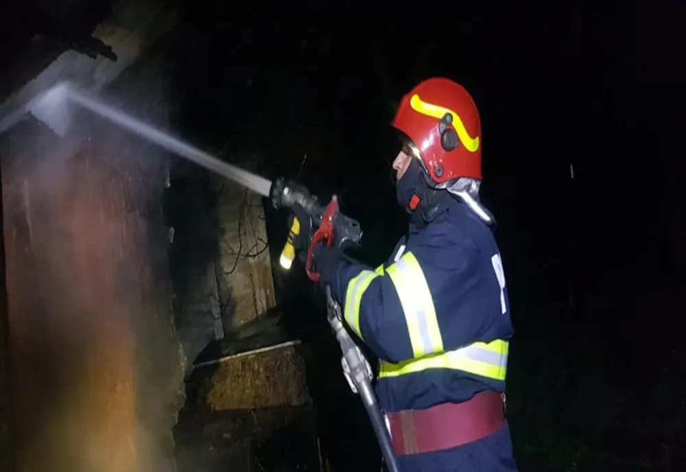 Casă distrusă de un incendiu, la Schitu 