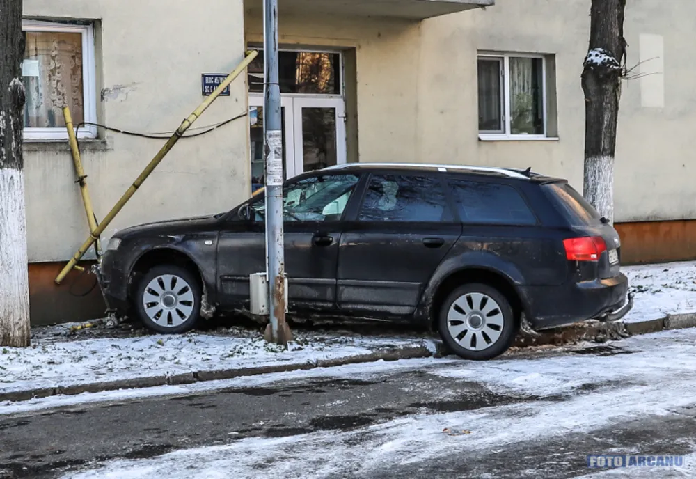 Un giurgiuvean a intrat cu autoturismul într-o țeavă de gaze. Cinci persoane au fost evacuate