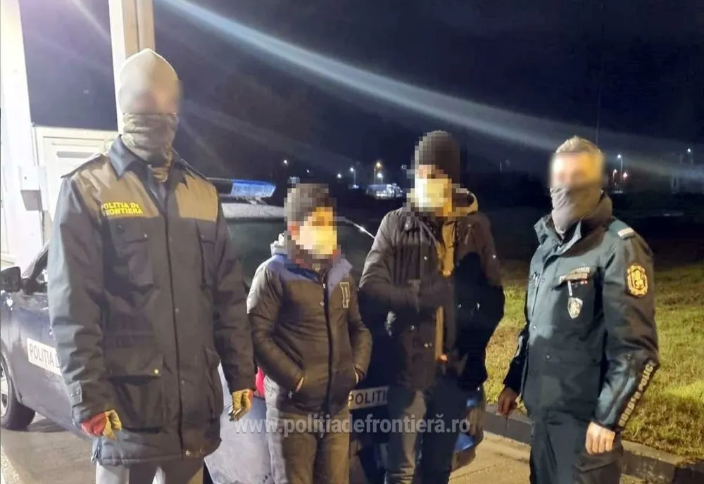 Doi tineri din Siria au încercat să intre în România ascunși printre saci de susan