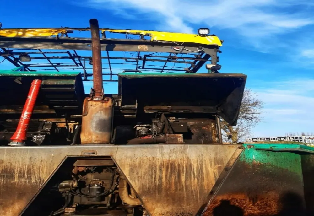 Un utilaj folosit la lucrări de asfaltare a luat foc, pe DN 41