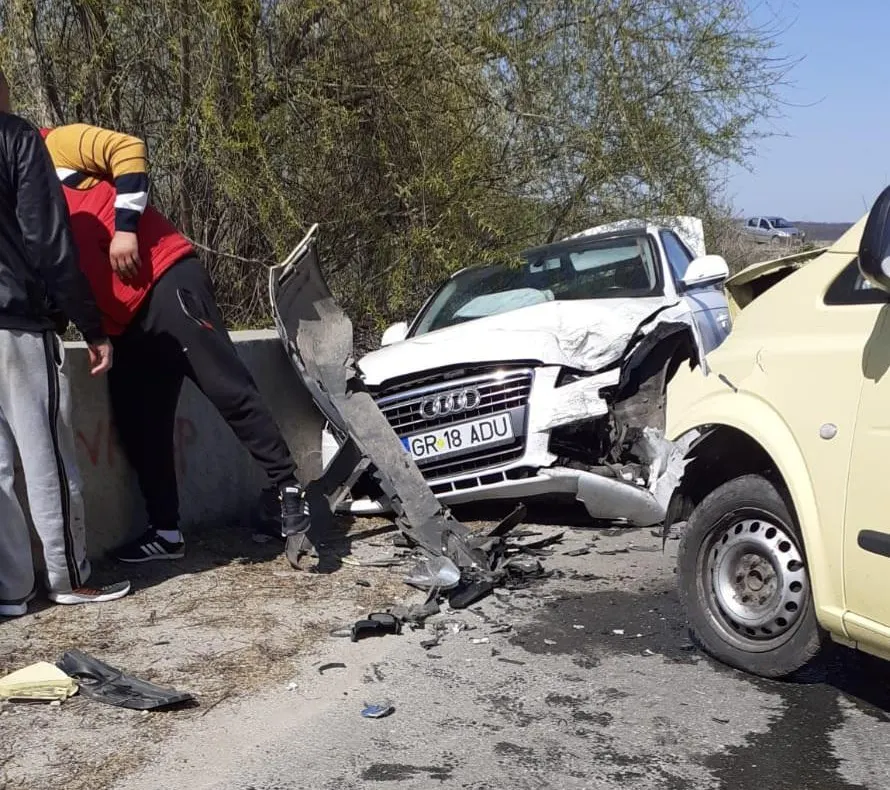 Accident pe DJ 411, la Singureni. Tânăr de 26 de ani, rănit după ce autoturismul său a fost lovit de o autoutilitară