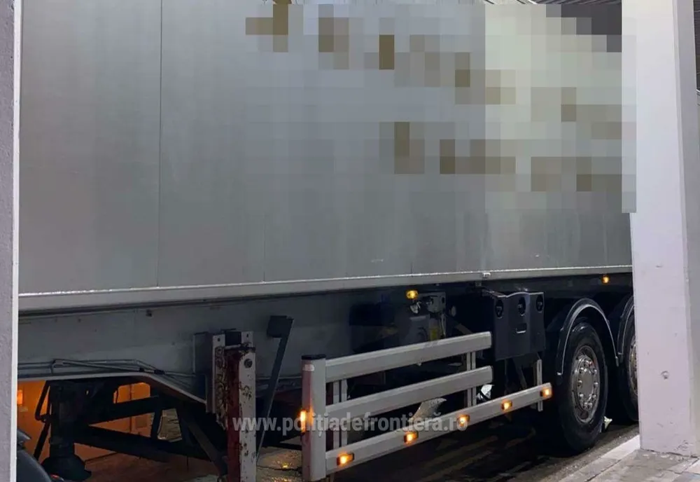 Aproximativ 4 tone de frunze de tutun, descoperite ascunse într-un autocamion, la Vama Giurgiu