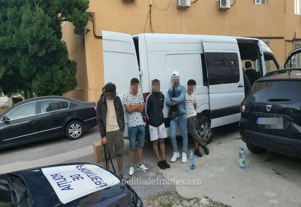 Cinci migranţi descoperiţi în compartimentul de bagaje al unui microbuz