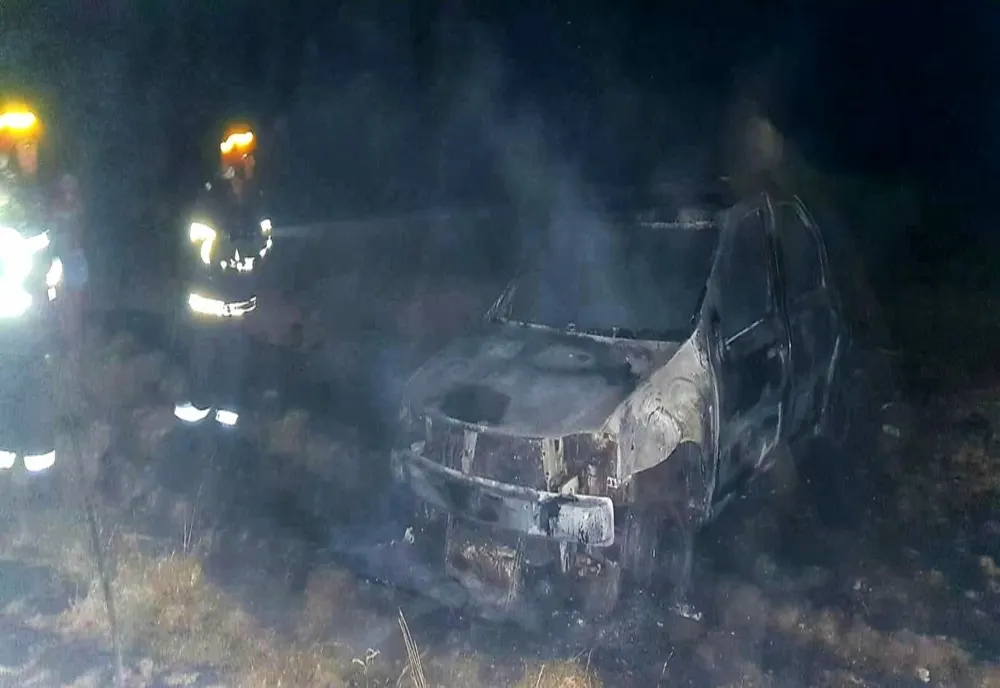 Un autoturism a luat foc pe un câmp din apropierea localității Sterea