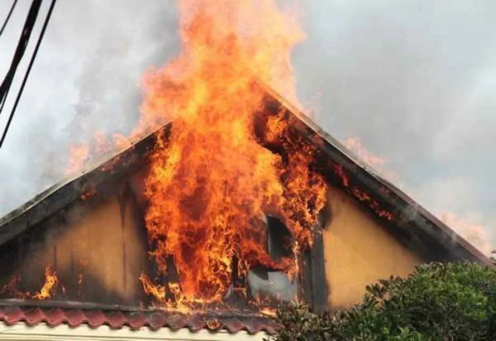 Incendiu într-o gospodărie din localitatea Crevedia Mare