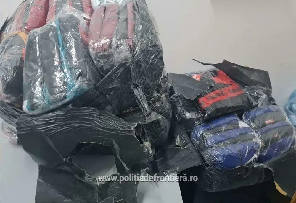 Sute de articole vestimentare susceptibile a fi contrafăcute, descoperite la P.T.F. Giurgiu