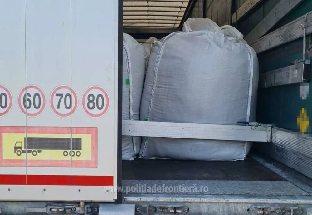 Peste 23 tone de deșeuri transportate ilegal, oprite la intrarea în România 