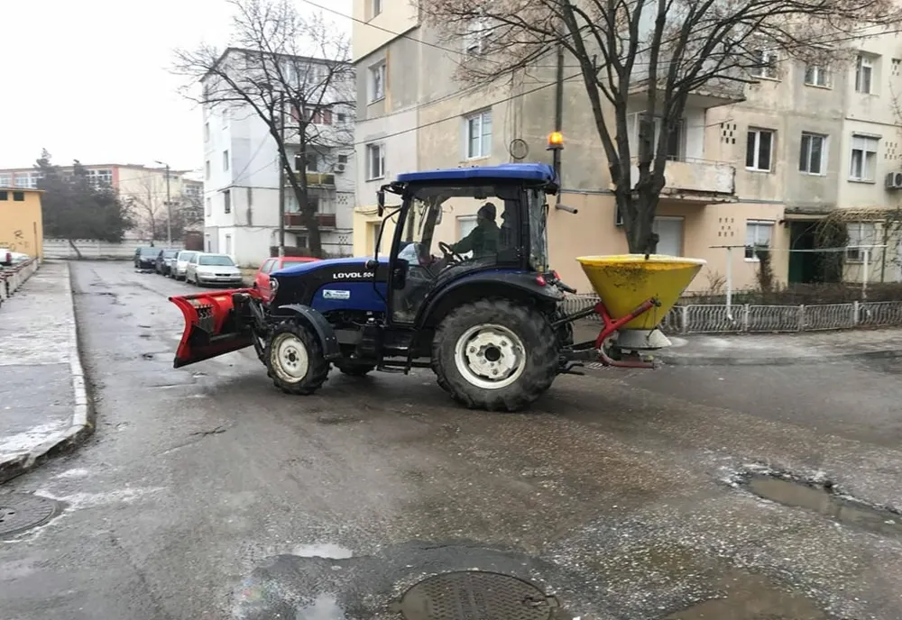 Trei utilaje, pregătite pentru prevenirea poleiului, la Giurgiu 