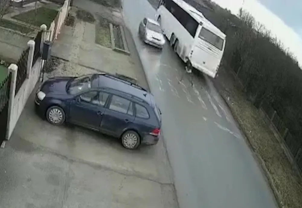 Giurgiu: Copil spulberat pe trecerea de pietoni de o maşină, după ce a coborât din autobuzul şcolar