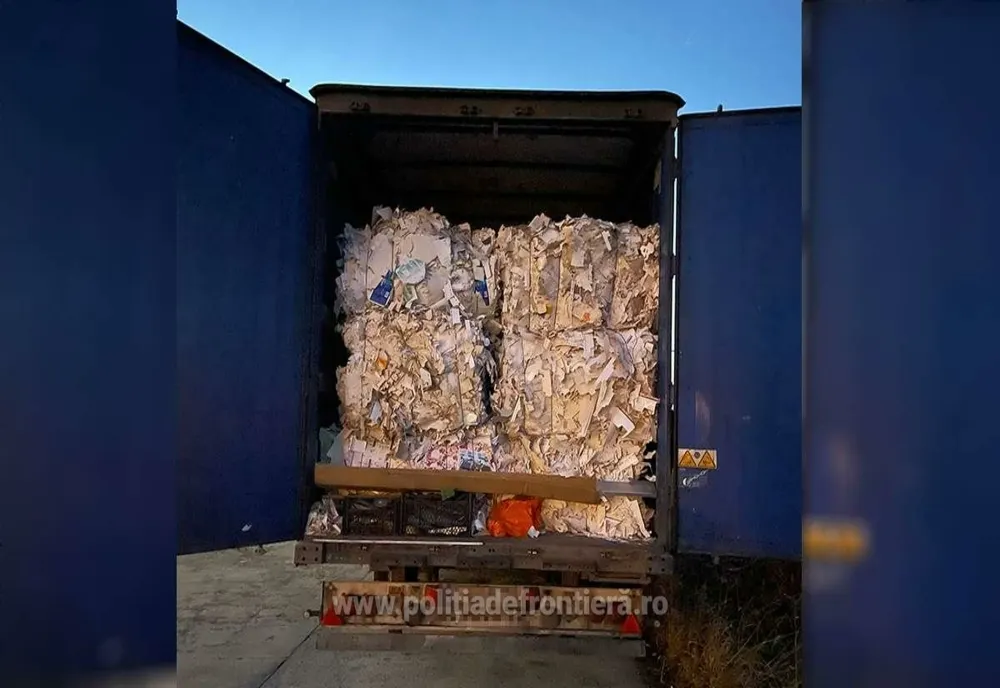 Peste 22 de tone de deșeuri de hârtie, oprite la Vama Giurgiu