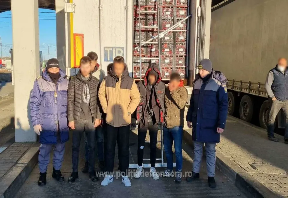 Giurgiu. Şase migranţi turci, descoperiţi ascunşi într-un camion plin cu legume