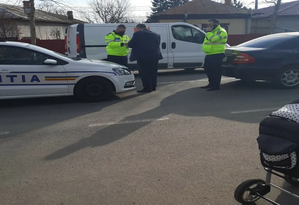 Primarul din Putineiu a accidentat o femeie şi un bebeluş de 11 luni