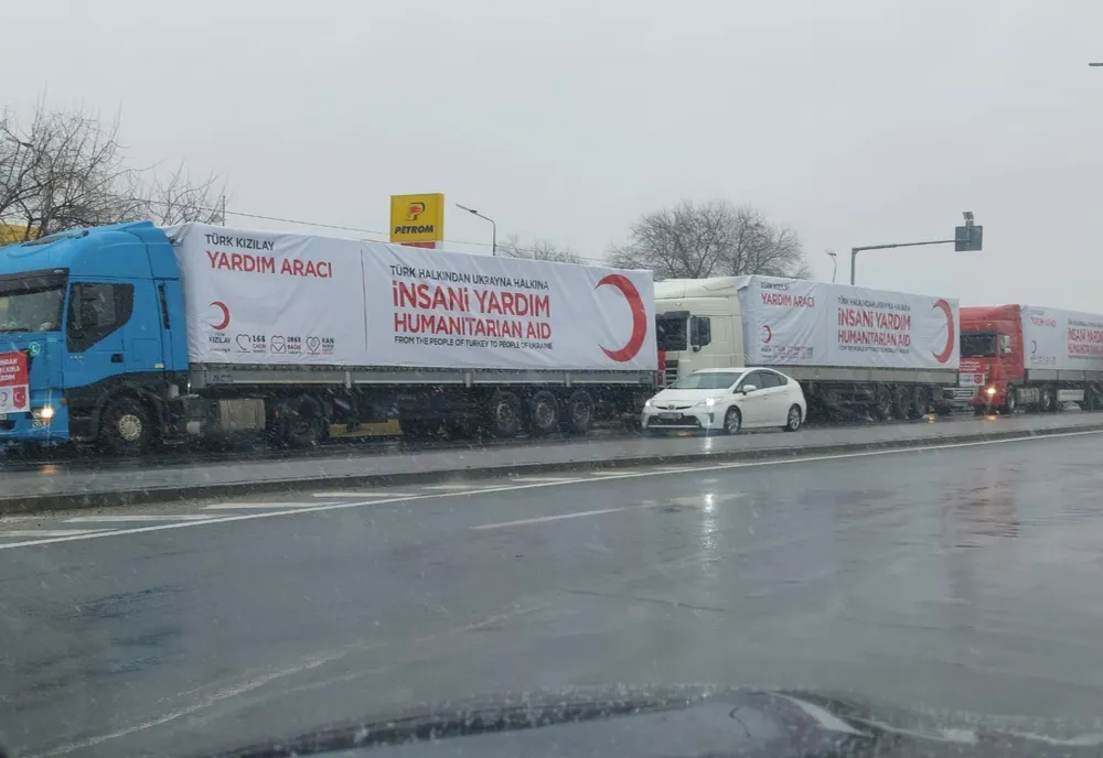 Cinci tiruri cu ajutoare umanitare au plecat din Giurgiu către Cernăuţi. Semiluna Roşie, în sprijinul ucrainienilor