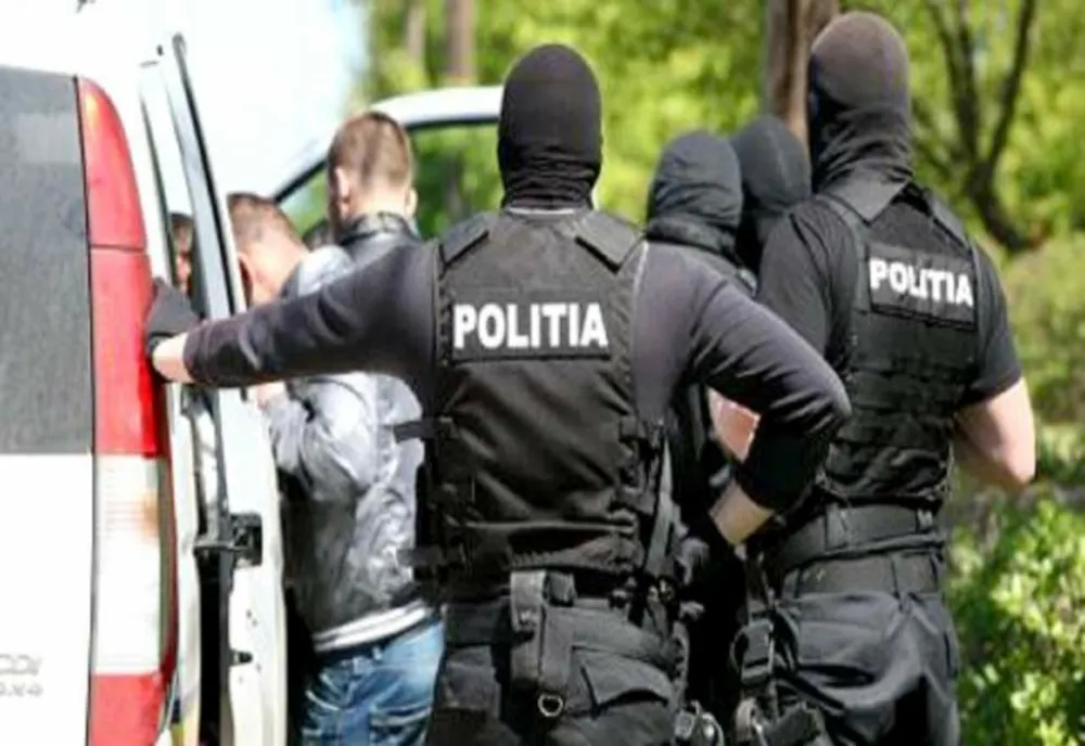 Doi bărbaţi au fost arestaţi preventiv după ce au spart o locuinţă şi au furat economiile proprietarului