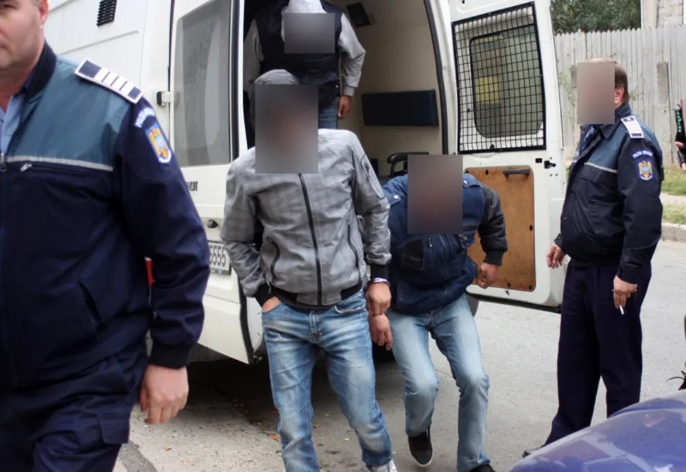 Giurgiu. Doi minori reţinuţi după ce au furat un autoturism dintr-o curte
