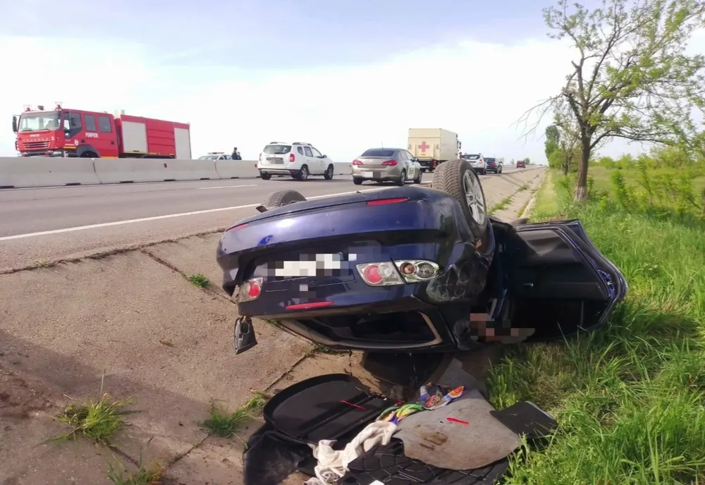 Accident pe DN 5, la Uzunu. O şoferiţă s-a răsturnat cu maşina în şanţ 