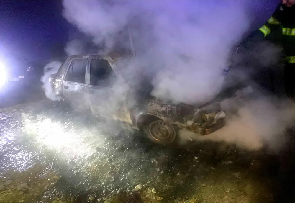Giurgiu. Un autoturism a luat foc în apropierea unui depozit 