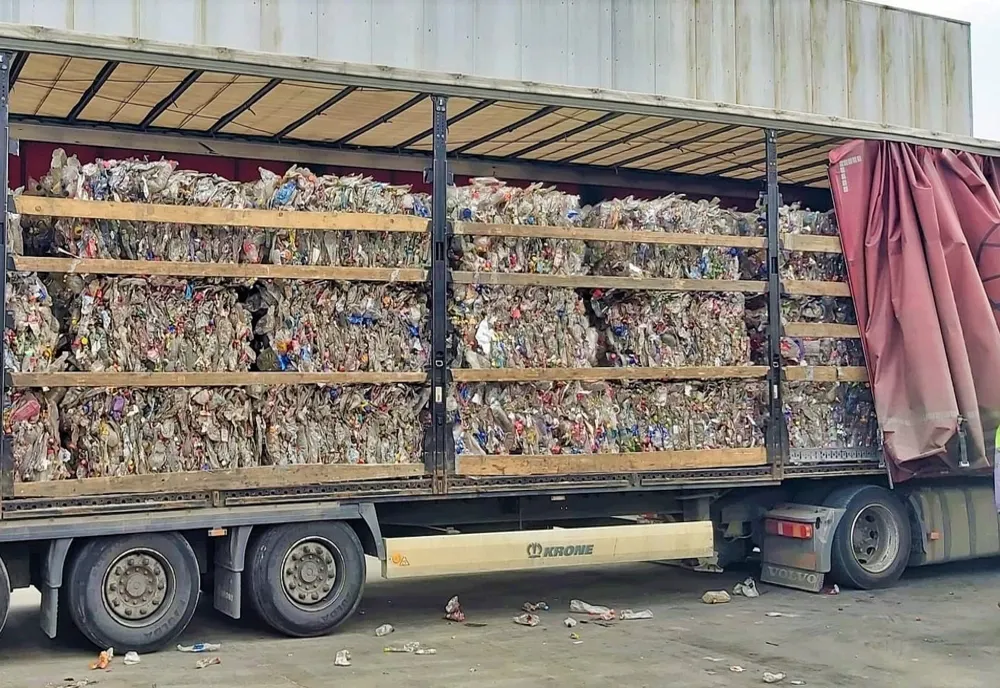 Peste 1200 de transporturi de deşeuri, verificate de comisarii Gărzii de Mediu de la începutul anului